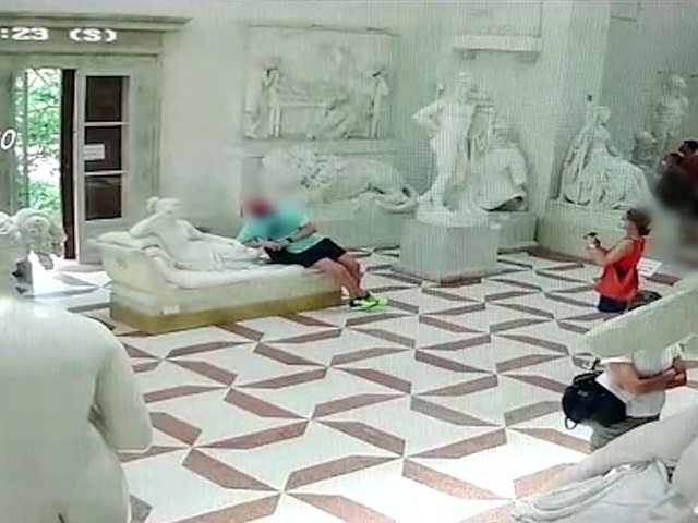 Ngồi lên tượng chụp ảnh, du khách làm hỏng tác phẩm điểu khắc nổi tiếng - 1 Ngồi lên tượng chụp ảnh, du khách làm hỏng tác phẩm điểu khắc nổi tiếng - 1
