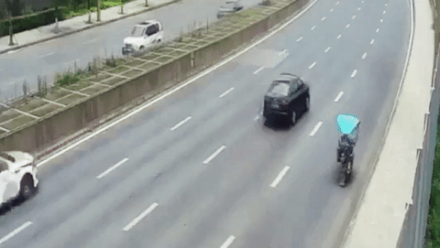 Hai người đàn ông ngồi trên nóc ô tô phóng như bay để hóng gió - 2 Hai người đàn ông ngồi trên nóc ô tô phóng như bay để hóng gió - 2