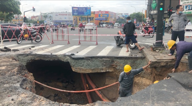 “Hố tử thần” xuất hiện trên đường phố Sài Gòn trong mưa lớn - 2