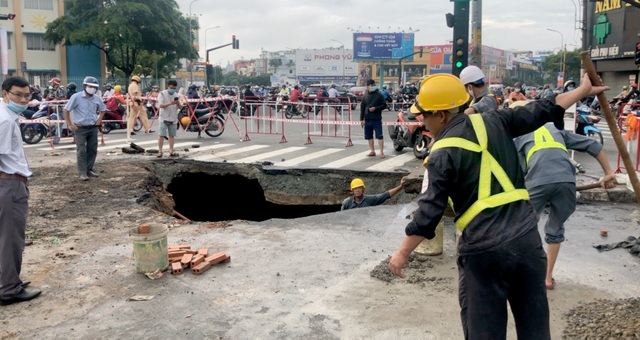 “Hố tử thần” xuất hiện trên đường phố Sài Gòn trong mưa lớn - 4