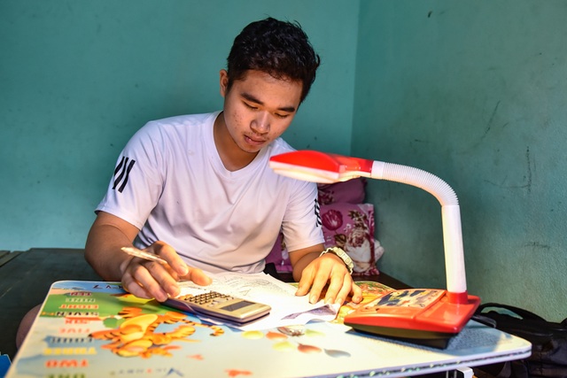 Sĩ tử vùng biên miệt mài ôn thi trong phòng trọ - 1 Sĩ tử vùng biên miệt mài ôn thi trong phòng trọ - 1