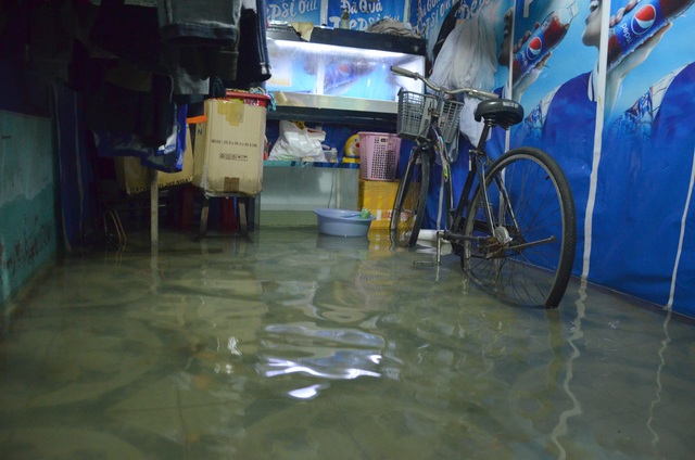 Khu dân cư bị nước bủa vây tứ phía ở Sài Gòn - 11 Khu dân cư bị nước bủa vây tứ phía ở Sài Gòn - 11