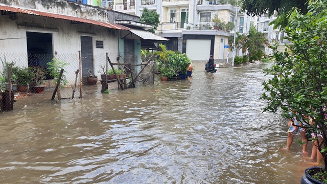 Khu dân cư bị nước bủa vây tứ phía ở Sài Gòn - 12 Khu dân cư bị nước bủa vây tứ phía ở Sài Gòn - 12