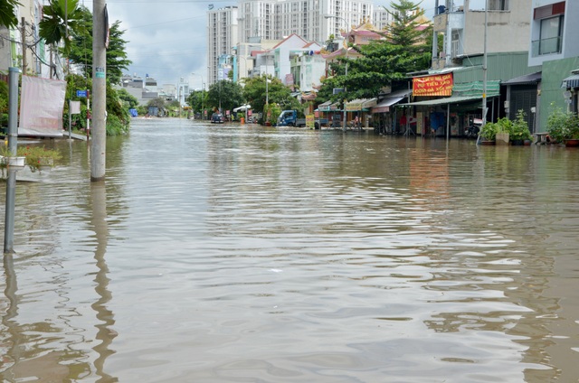 Khu dân cư bị nước bủa vây tứ phía ở Sài Gòn - 3 Khu dân cư bị nước bủa vây tứ phía ở Sài Gòn - 3