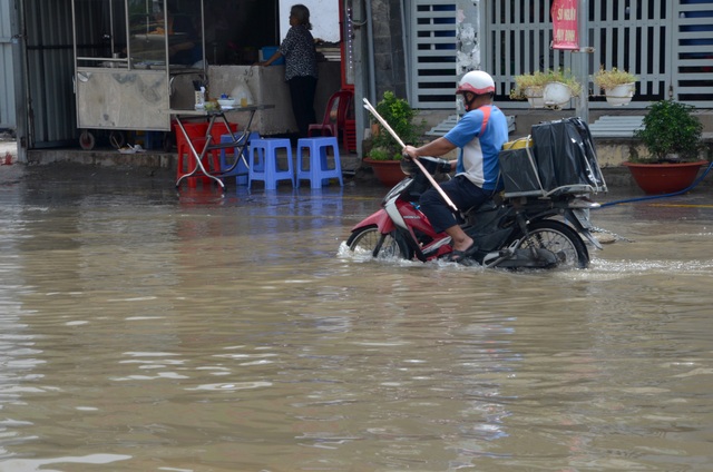 Khu dân cư bị nước bủa vây tứ phía ở Sài Gòn - 4 Khu dân cư bị nước bủa vây tứ phía ở Sài Gòn - 4