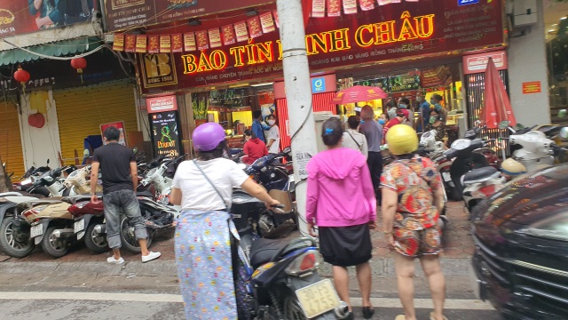 Hết chỗ để xe, bảo vệ “đuổi khéo” khách khi giá vàng tăng như vũ bão - 2 Hết chỗ để xe, bảo vệ “đuổi khéo” khách khi giá vàng tăng như vũ bão - 2