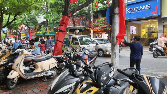 Hết chỗ để xe, bảo vệ “đuổi khéo” khách khi giá vàng tăng như vũ bão - 7 Hết chỗ để xe, bảo vệ “đuổi khéo” khách khi giá vàng tăng như vũ bão - 7