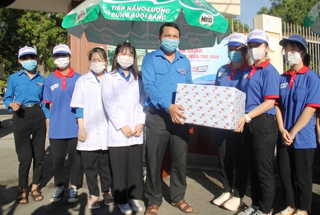 Tình nguyện viên vừa tiếp sức mùa thi, vừa chống dịch Covid-19 - 2 Tình nguyện viên vừa tiếp sức mùa thi, vừa chống dịch Covid-19 - 2