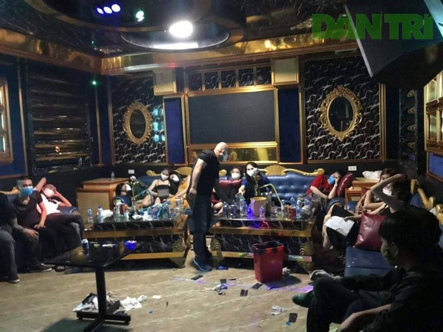 Hàng chục thanh niên thuê phòng karaoke chơi ma túy - 2 Hàng chục thanh niên thuê phòng karaoke chơi ma túy - 2