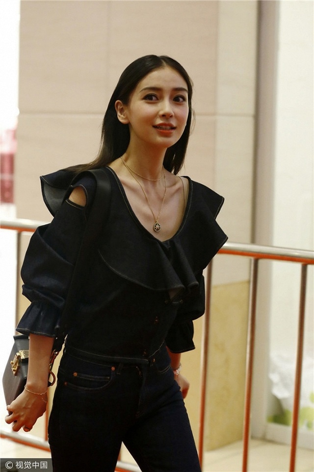 Sốc với thềm ngực gầy trơ xương của Angelababy - 7 Sốc với thềm ngực gầy trơ xương của Angelababy - 7