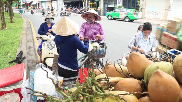 Công nhân bỏ việc đi bán dừa dạo kiếm cả triệu đồng/ngày - 1 Công nhân bỏ việc đi bán dừa dạo kiếm cả triệu đồng/ngày - 1