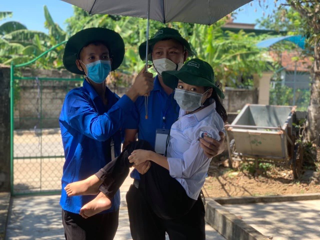 Hà Tĩnh: Tình nguyện viên cõng thí sinh khuyết tật đi thi - 3 Hà Tĩnh: Tình nguyện viên cõng thí sinh khuyết tật đi thi - 3