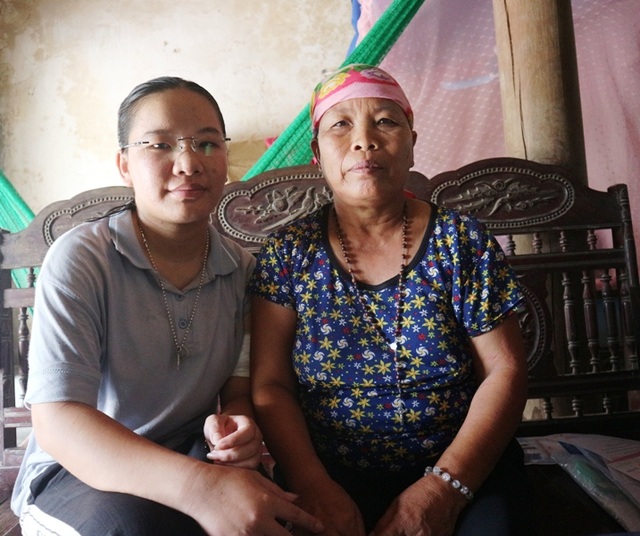 Nhói lòng hoàn cảnh éo le của cô gái u máu, suốt 8 năm chăm mẹ ung thư - 5 Nhói lòng hoàn cảnh éo le của cô gái u máu, suốt 8 năm chăm mẹ ung thư - 5