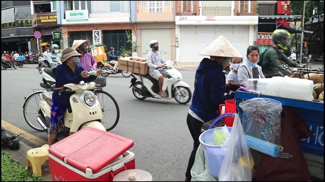 Công nhân bỏ việc đi bán dừa dạo kiếm cả triệu đồng/ngày - 2 Công nhân bỏ việc đi bán dừa dạo kiếm cả triệu đồng/ngày - 2