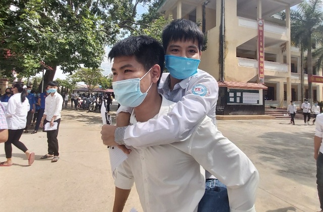 Xúc động hình ảnh nam sinh cõng bạn vào phòng thi tốt nghiệp THPT - 2 Xúc động hình ảnh nam sinh cõng bạn vào phòng thi tốt nghiệp THPT - 2