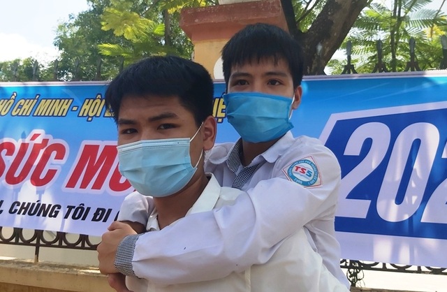 Xúc động hình ảnh nam sinh cõng bạn vào phòng thi tốt nghiệp THPT - 5 Xúc động hình ảnh nam sinh cõng bạn vào phòng thi tốt nghiệp THPT - 5
