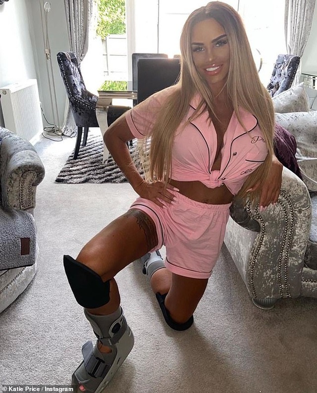 Bồ trẻ bế Katie Price đi khám - 9 Bồ trẻ bế Katie Price đi khám - 9