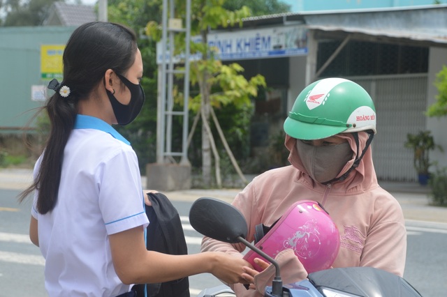 Trước giờ thi Toán, thí sinh hốt hoảng vì quên đồ - 14 Trước giờ thi Toán, thí sinh hốt hoảng vì quên đồ - 14