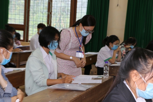 Chấm thi tốt nghiệp THPT: Cao nhất là 9,8 điểm môn Toán - 1 Chấm thi tốt nghiệp THPT: Cao nhất là 9,8 điểm môn Toán - 1