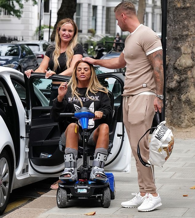 Bồ trẻ bế Katie Price đi khám - 3 Bồ trẻ bế Katie Price đi khám - 3