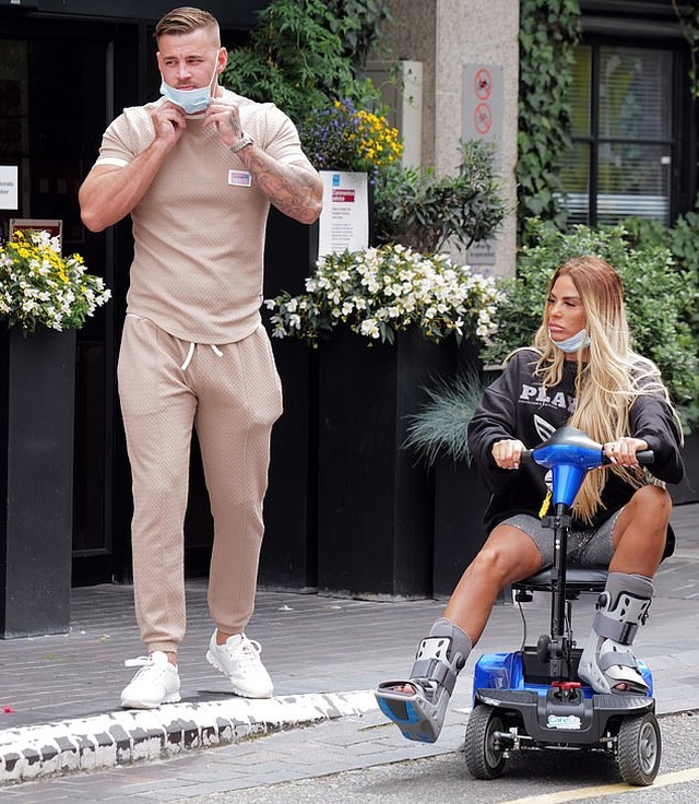 Bồ trẻ bế Katie Price đi khám - 4 Bồ trẻ bế Katie Price đi khám - 4