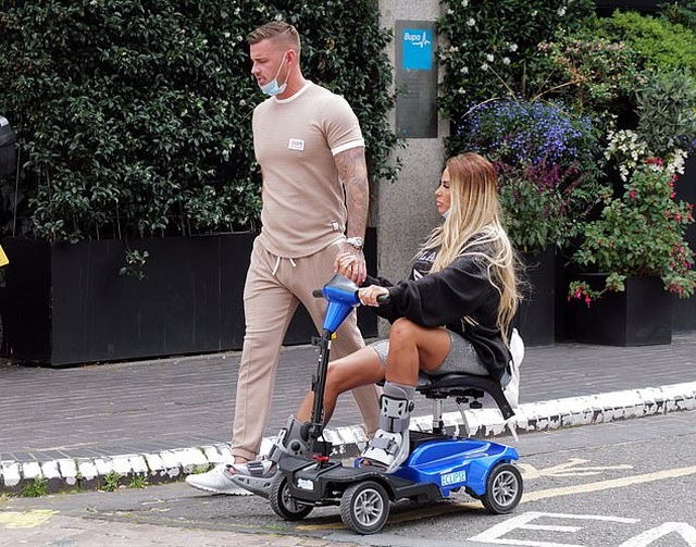 Bồ trẻ bế Katie Price đi khám - 5 Bồ trẻ bế Katie Price đi khám - 5