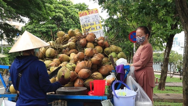 Công nhân bỏ việc đi bán dừa dạo kiếm cả triệu đồng/ngày - 3 Công nhân bỏ việc đi bán dừa dạo kiếm cả triệu đồng/ngày - 3