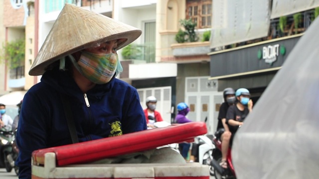 Công nhân bỏ việc đi bán dừa dạo kiếm cả triệu đồng/ngày - 10 Công nhân bỏ việc đi bán dừa dạo kiếm cả triệu đồng/ngày - 10