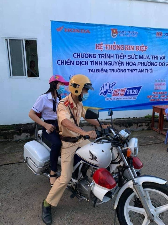 Để quên giấy tờ thi, thí sinh được CSGT dùng xe chuyên dụng chở về nhà lấy - 1