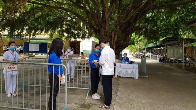 Tình nguyện viên Thủ đô hăng hái tiếp sức mùa thi năm 2020 - 7 Tình nguyện viên Thủ đô hăng hái tiếp sức mùa thi năm 2020 - 7