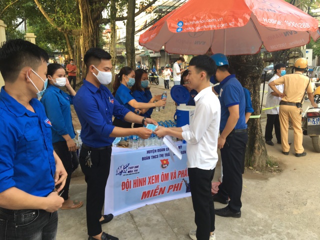 Tình nguyện viên Thủ đô hăng hái tiếp sức mùa thi năm 2020 - 3 Tình nguyện viên Thủ đô hăng hái tiếp sức mùa thi năm 2020 - 3
