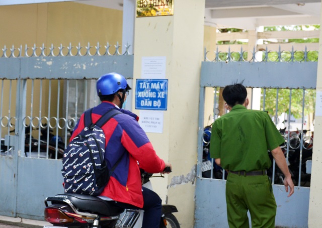 Trước giờ thi Toán, thí sinh hốt hoảng vì quên đồ - 13 Trước giờ thi Toán, thí sinh hốt hoảng vì quên đồ - 13
