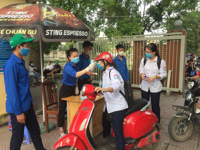 Tình nguyện viên Thủ đô hăng hái tiếp sức mùa thi năm 2020 - 2 Tình nguyện viên Thủ đô hăng hái tiếp sức mùa thi năm 2020 - 2