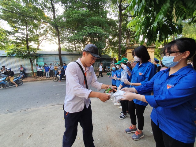 Tình nguyện viên Thủ đô hăng hái tiếp sức mùa thi năm 2020 - 5 Tình nguyện viên Thủ đô hăng hái tiếp sức mùa thi năm 2020 - 5