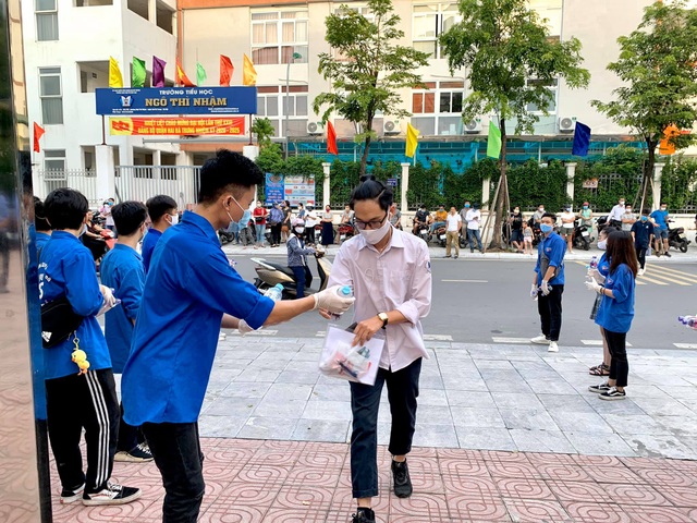 Tình nguyện viên Thủ đô hăng hái tiếp sức mùa thi năm 2020 - 10 Tình nguyện viên Thủ đô hăng hái tiếp sức mùa thi năm 2020 - 10