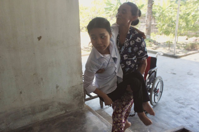 Nghị lực của cô học trò đến trường trên tay mẹ - 1 Nghị lực của cô học trò đến trường trên tay mẹ - 1