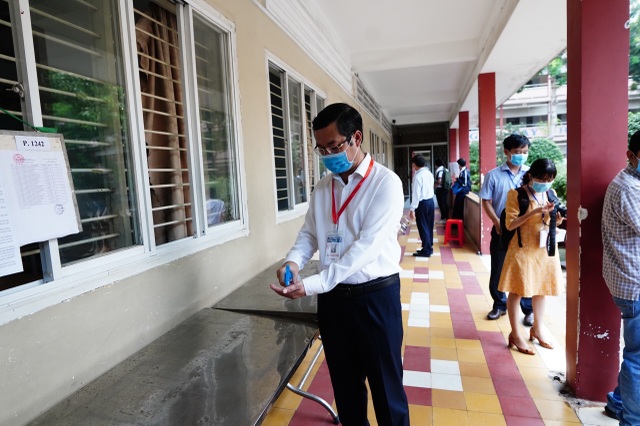 Thứ trưởng Bộ GDĐT Nguyễn Văn Phúc kiểm tra thi, động viên thí sinh TPHCM - 6 Thứ trưởng Bộ GDĐT Nguyễn Văn Phúc kiểm tra thi, động viên thí sinh TPHCM - 6
