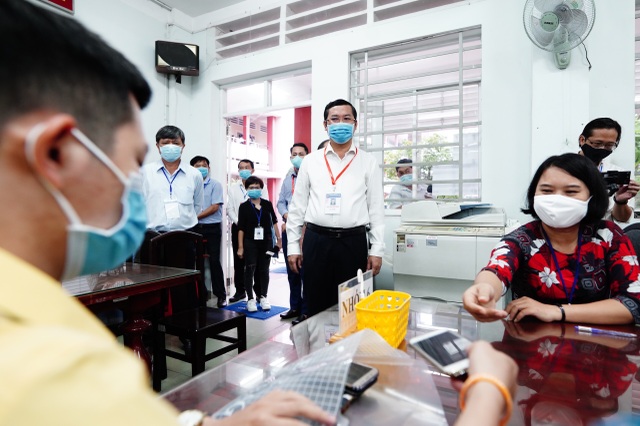 Thứ trưởng Bộ GDĐT Nguyễn Văn Phúc kiểm tra thi, động viên thí sinh TPHCM - 9 Thứ trưởng Bộ GDĐT Nguyễn Văn Phúc kiểm tra thi, động viên thí sinh TPHCM - 9