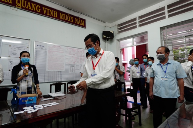 Thứ trưởng Bộ GDĐT Nguyễn Văn Phúc kiểm tra thi, động viên thí sinh TPHCM - 8 Thứ trưởng Bộ GDĐT Nguyễn Văn Phúc kiểm tra thi, động viên thí sinh TPHCM - 8