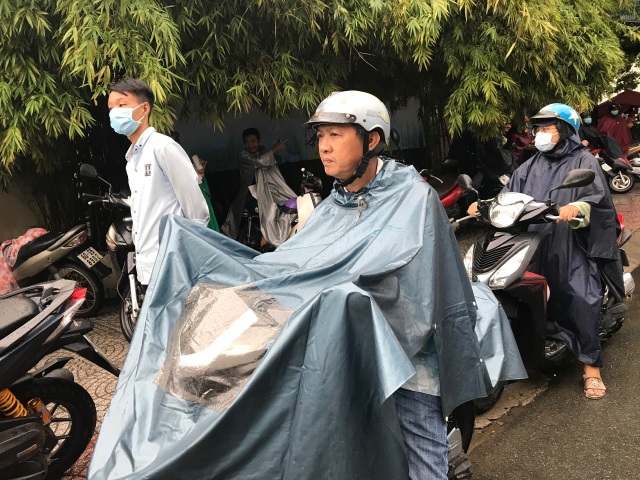 Phụ huynh Sài Gòn đội mưa chờ con thi xong môn Toán - 5 Phụ huynh Sài Gòn đội mưa chờ con thi xong môn Toán - 5