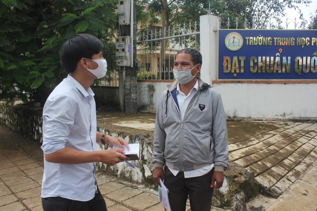 Chủ tịch Mặt trận tổ quốc xã cùng con gái đi thi tốt nghiệp THPT 2020 - 4 Chủ tịch Mặt trận tổ quốc xã cùng con gái đi thi tốt nghiệp THPT 2020 - 4