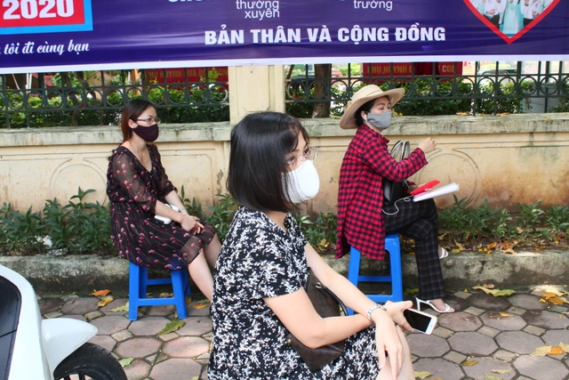 Vẫn có phụ huynh tụ tập chuyện trò, chủ quan trong phòng dịch Covid-19 - 5 Vẫn có phụ huynh tụ tập chuyện trò, chủ quan trong phòng dịch Covid-19 - 5