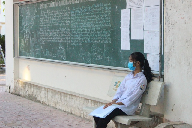 Trước giờ thi Toán, thí sinh hốt hoảng vì quên đồ - 1 Trước giờ thi Toán, thí sinh hốt hoảng vì quên đồ - 1