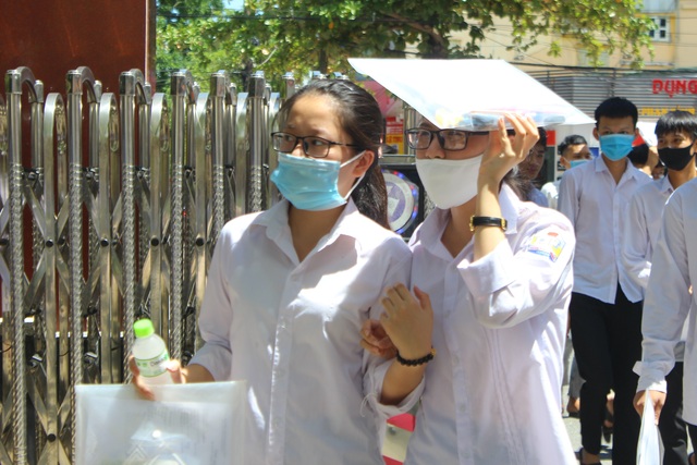 Trước giờ thi Toán, thí sinh hốt hoảng vì quên đồ - 2 Trước giờ thi Toán, thí sinh hốt hoảng vì quên đồ - 2