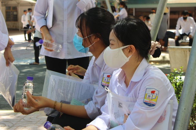 Trước giờ thi Toán, thí sinh hốt hoảng vì quên đồ - 3 Trước giờ thi Toán, thí sinh hốt hoảng vì quên đồ - 3