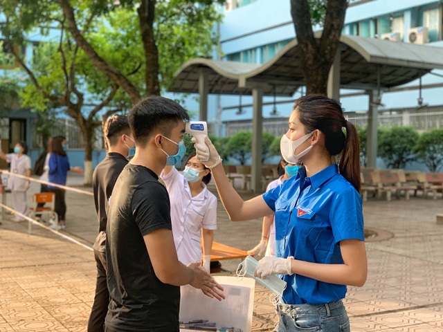 Tình nguyện viên Thủ đô hăng hái tiếp sức mùa thi năm 2020 - 1 Tình nguyện viên Thủ đô hăng hái tiếp sức mùa thi năm 2020 - 1