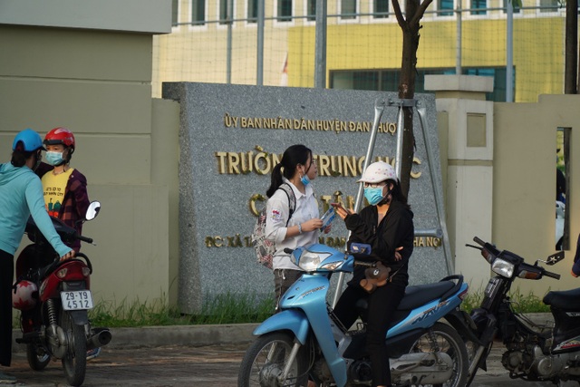 Vẫn có phụ huynh tụ tập chuyện trò, chủ quan trong phòng dịch Covid-19 - 1 Vẫn có phụ huynh tụ tập chuyện trò, chủ quan trong phòng dịch Covid-19 - 1