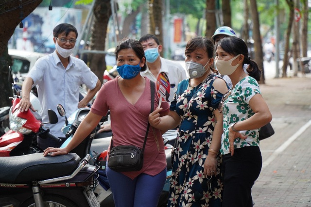 Vẫn có phụ huynh tụ tập chuyện trò, chủ quan trong phòng dịch Covid-19 - 2 Vẫn có phụ huynh tụ tập chuyện trò, chủ quan trong phòng dịch Covid-19 - 2