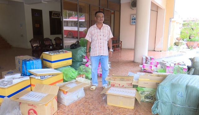 Bắt xe khách tuyến dài nhưng chở hàng hóa nghi nhập lậu - 2 Bắt xe khách tuyến dài nhưng chở hàng hóa nghi nhập lậu - 2