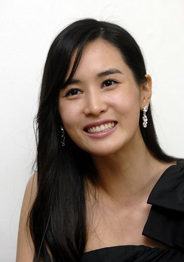 Mỹ nhân dao kéo xứ Hàn Lee Da Hae khác lạ sau nhiều năm ở ẩn - 4 Mỹ nhân dao kéo xứ Hàn Lee Da Hae khác lạ sau nhiều năm ở ẩn - 4